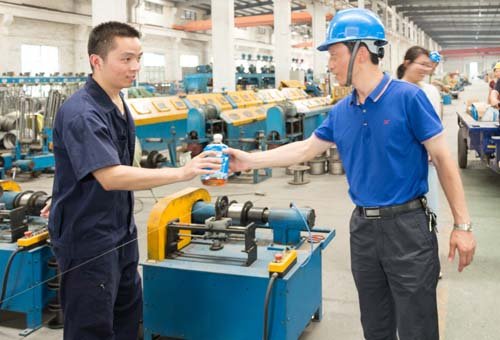 江蘇星火特鋼領(lǐng)導(dǎo)班子慰問生產(chǎn)一線員工